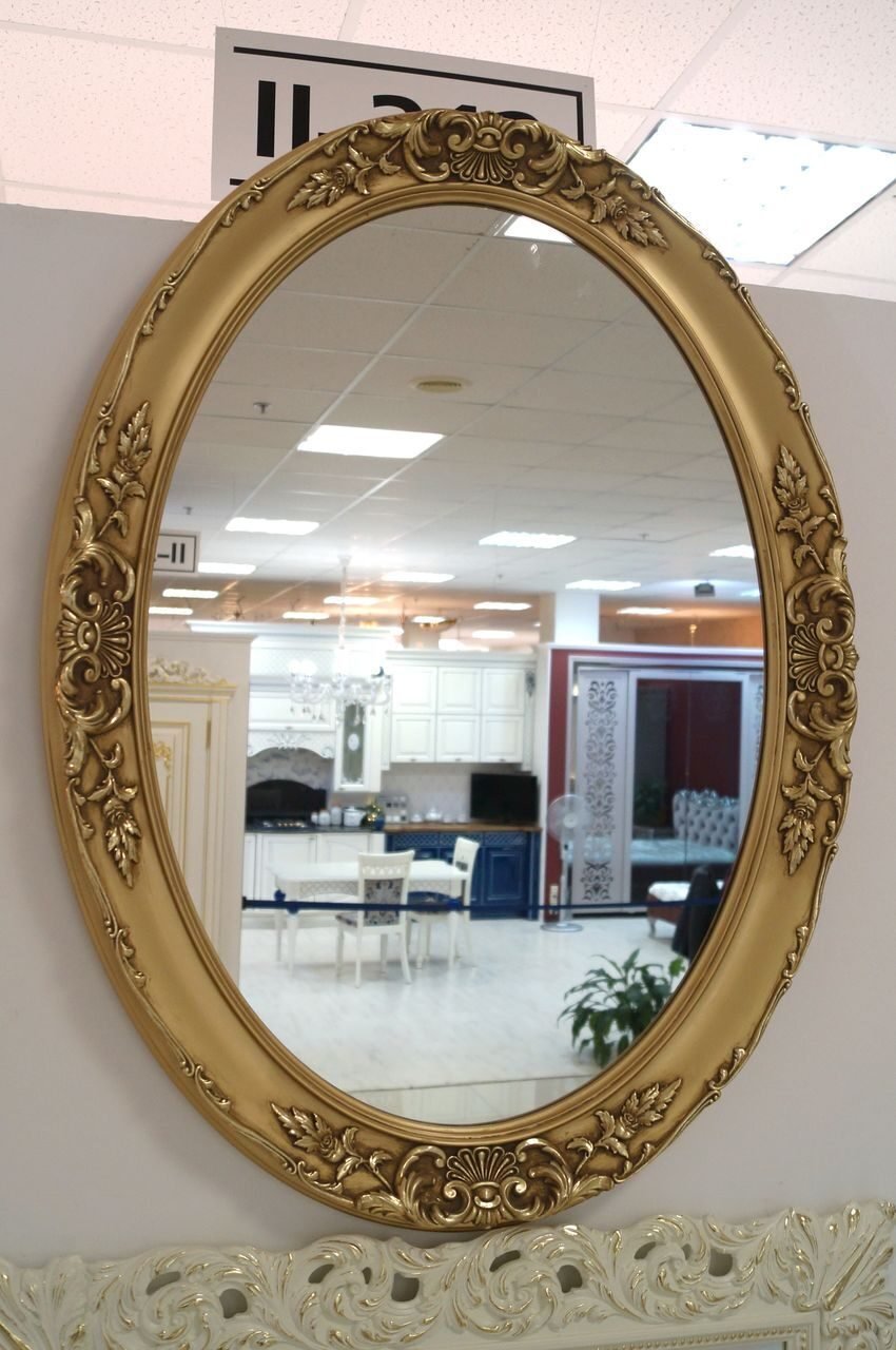 Овальное зеркало в багете