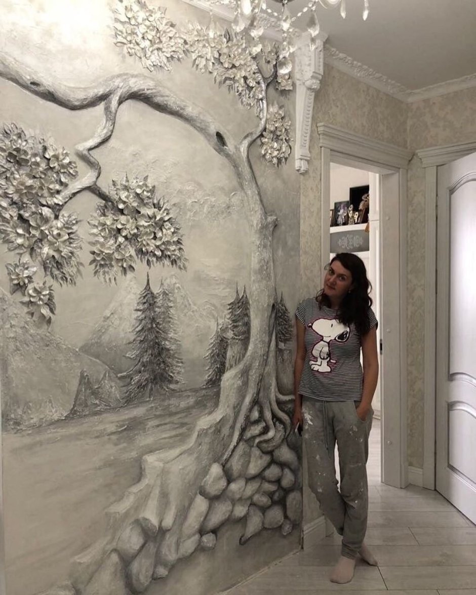 Барельеф на стене