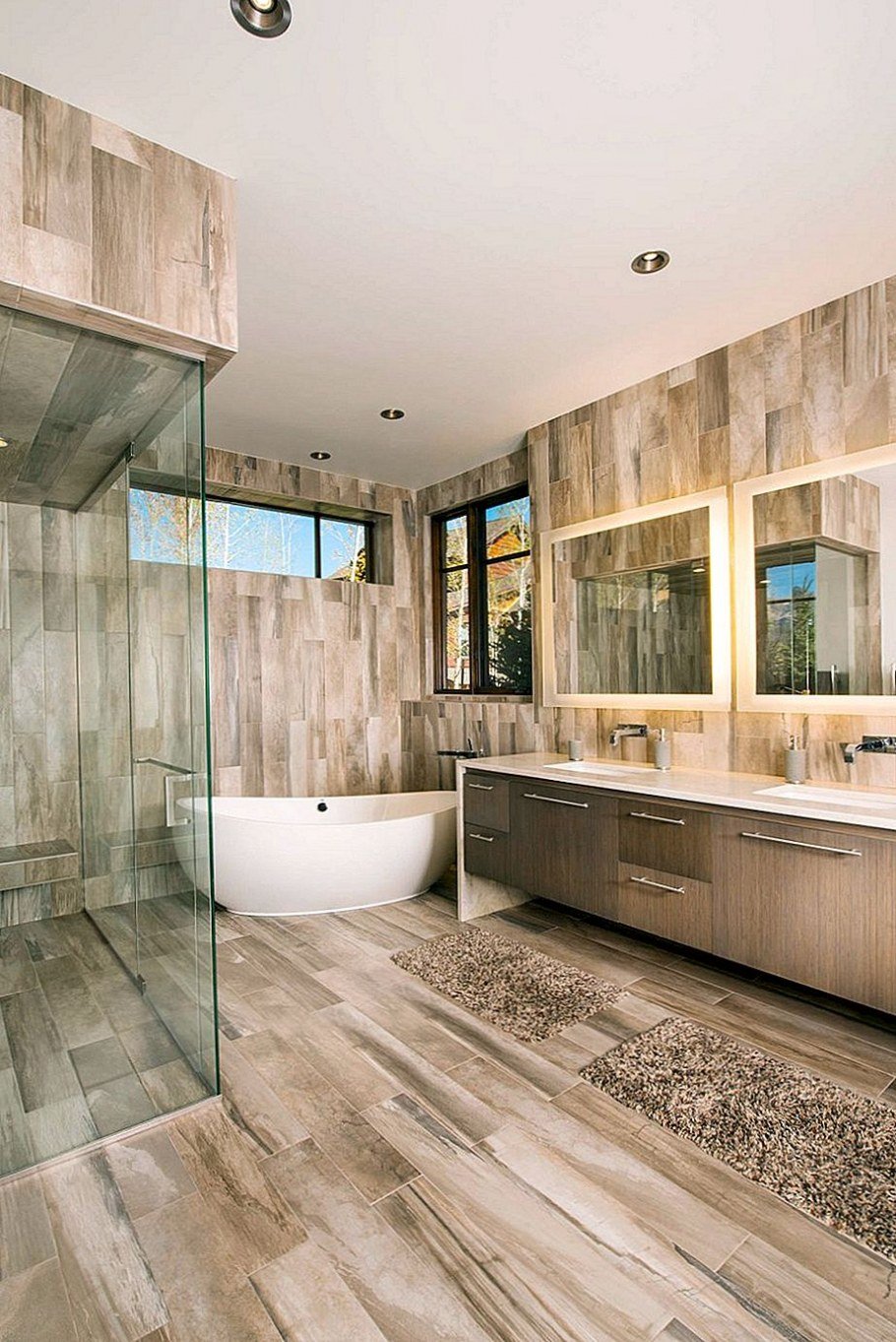 Ванна с плиткой под дерево и мрамор