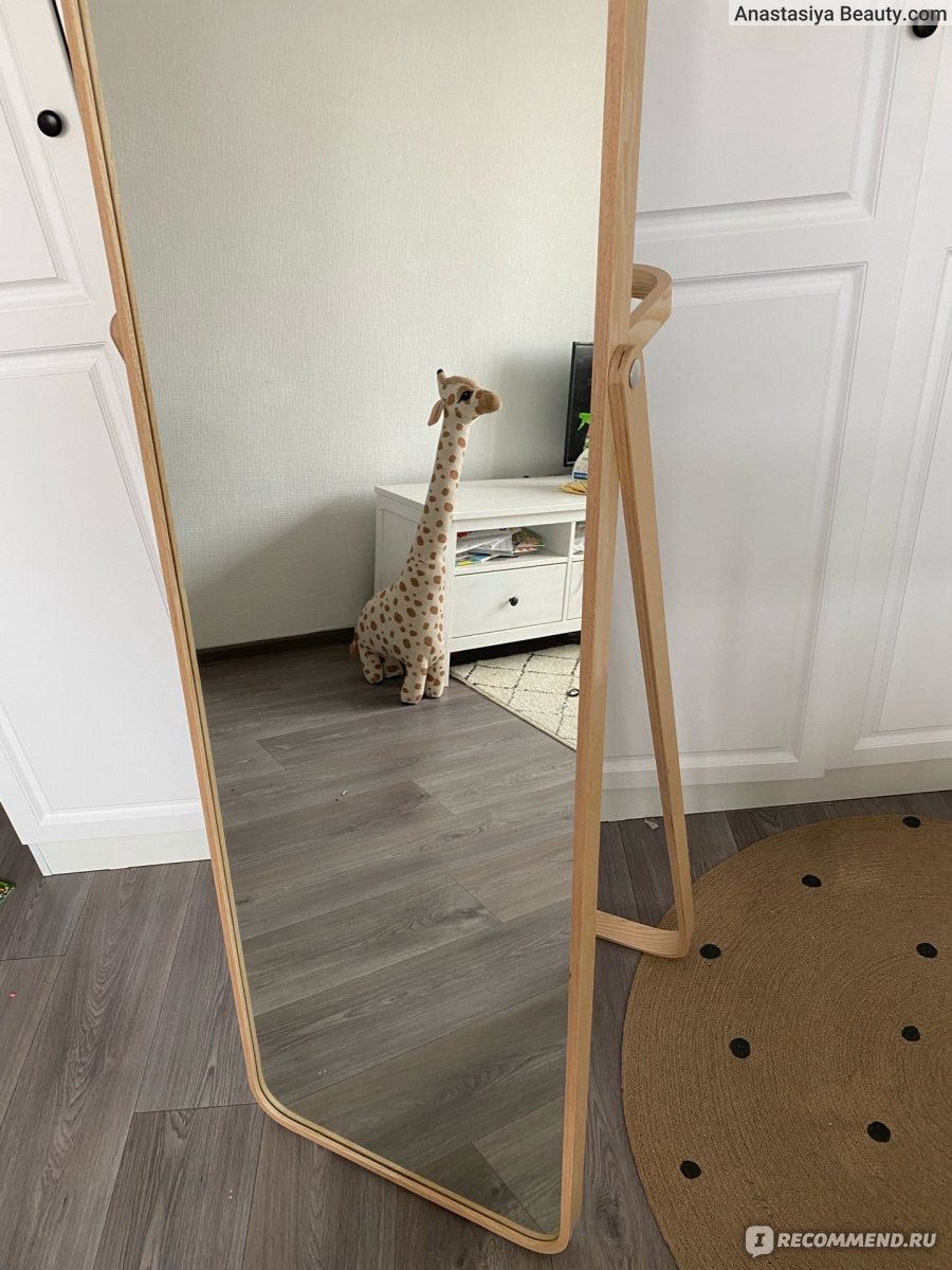 Напольное зеркало с вешалкой сзади