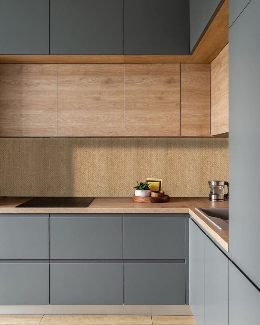 Кухня светло серая матовая с деревянной столешницей