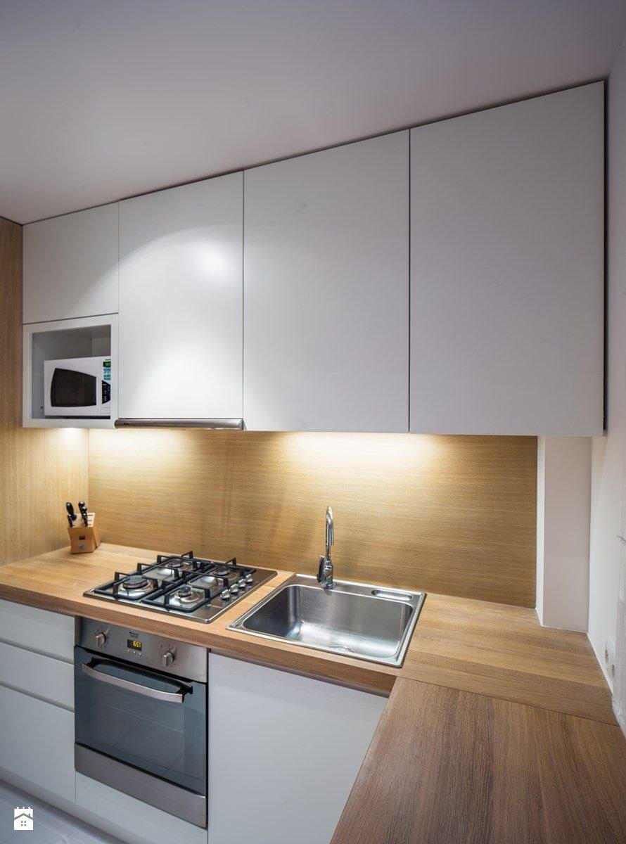 Серая матовая кухня с деревянной столешницей