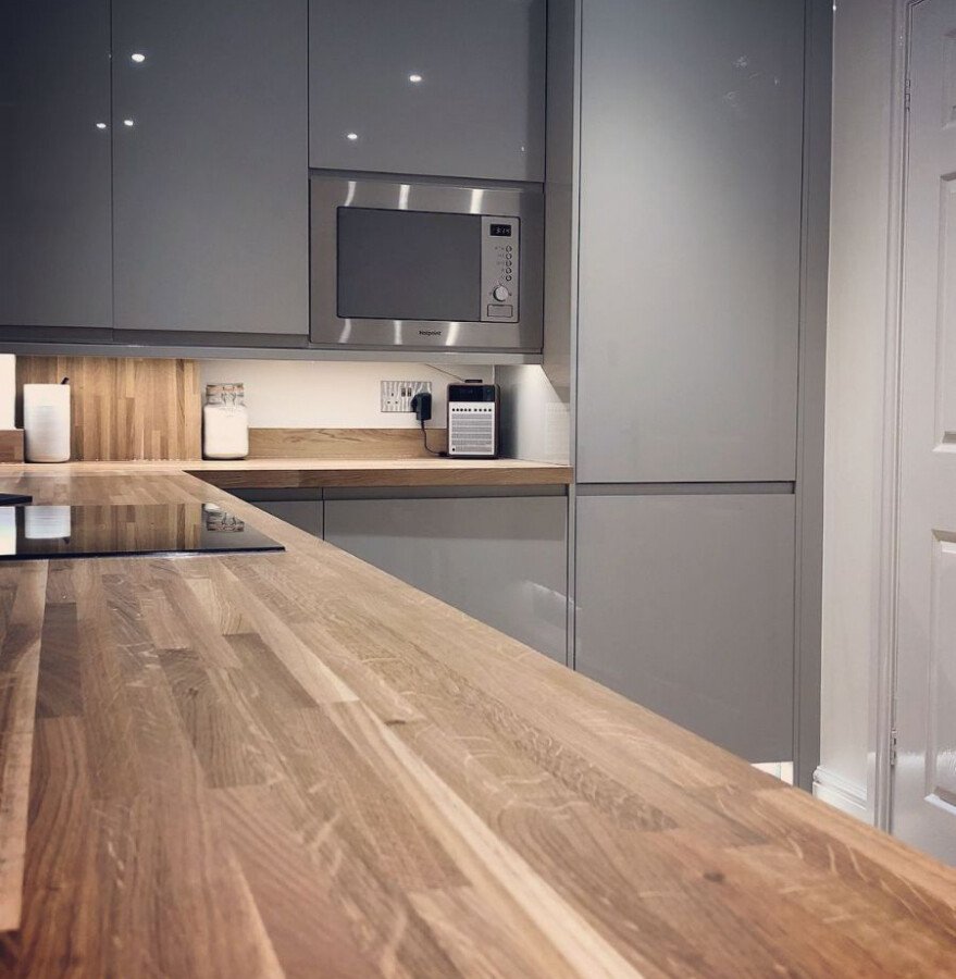 Серая кухня с деревянной столешницей