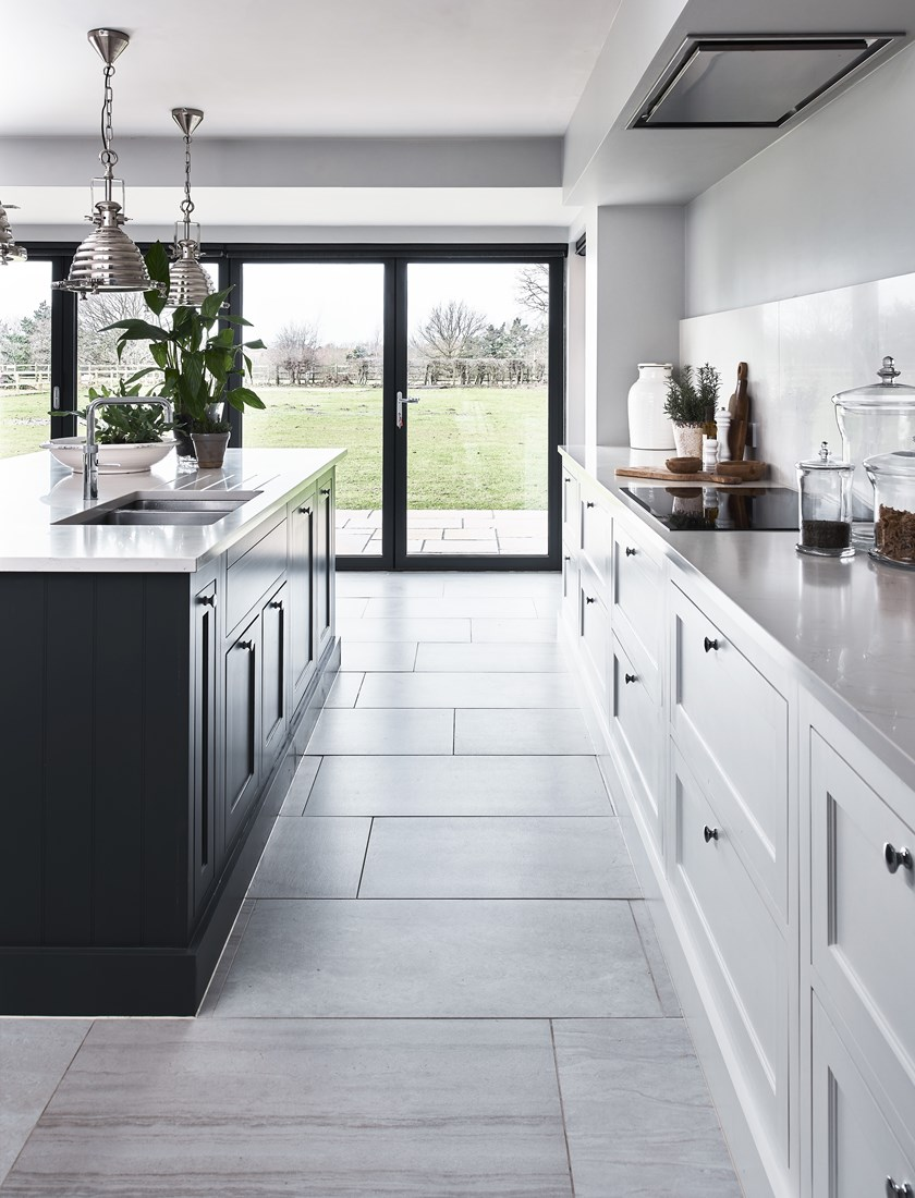 Черный пол на кухне