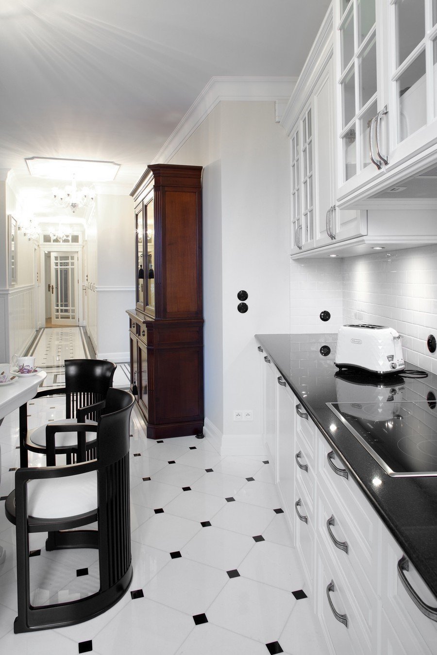 Черно белая плитка на кухне