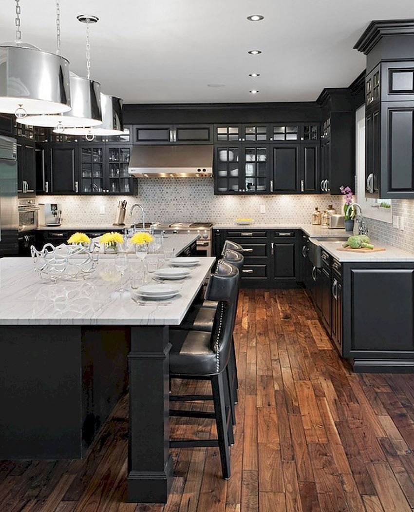 Кухня черная с деревом