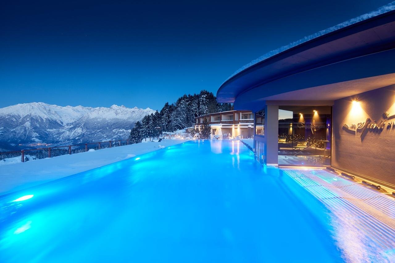 Отель с уличным бассейном. Швейцария вилла Honegg. Италия Мерано термальный комплекс. Мерано термы Италия зима. Infinity бассейн красная Поляна.