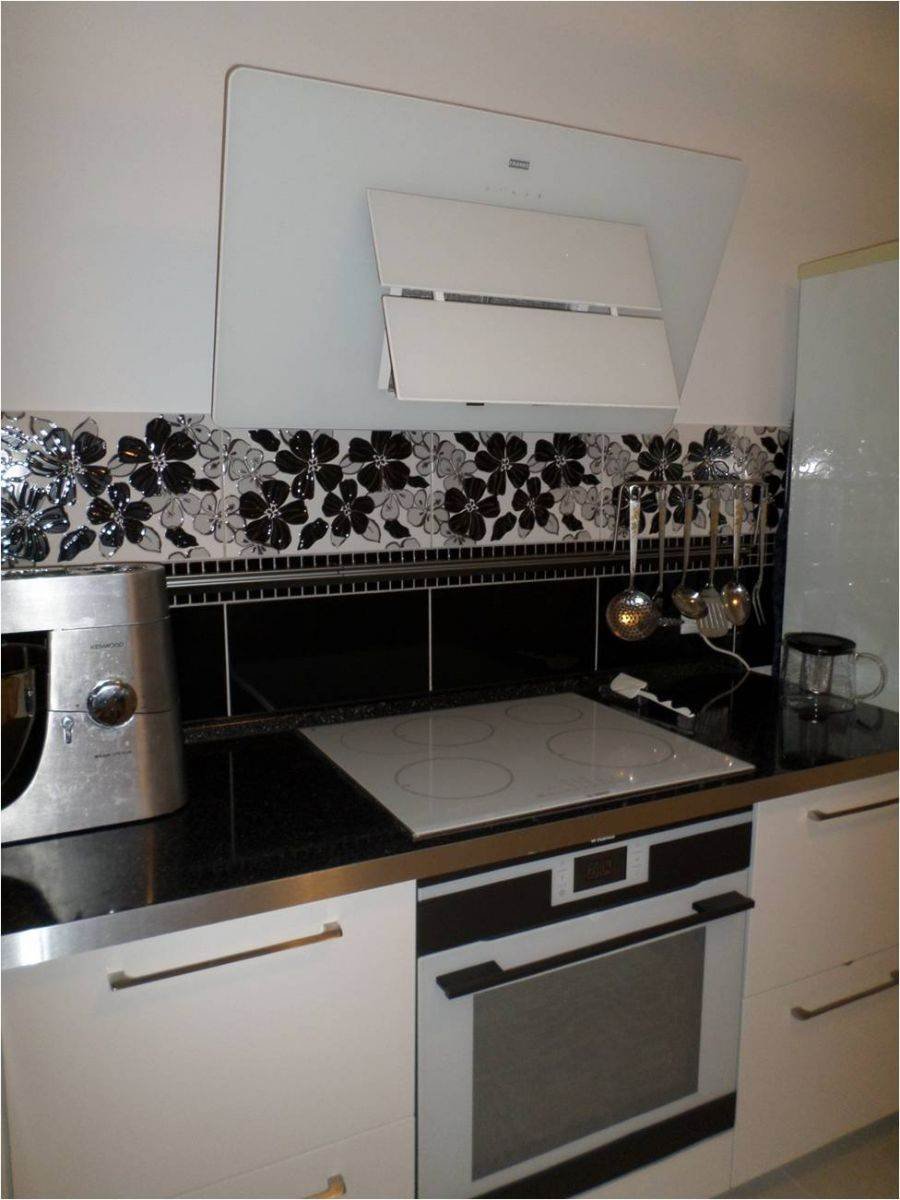 Кухня с белой варочной панелью