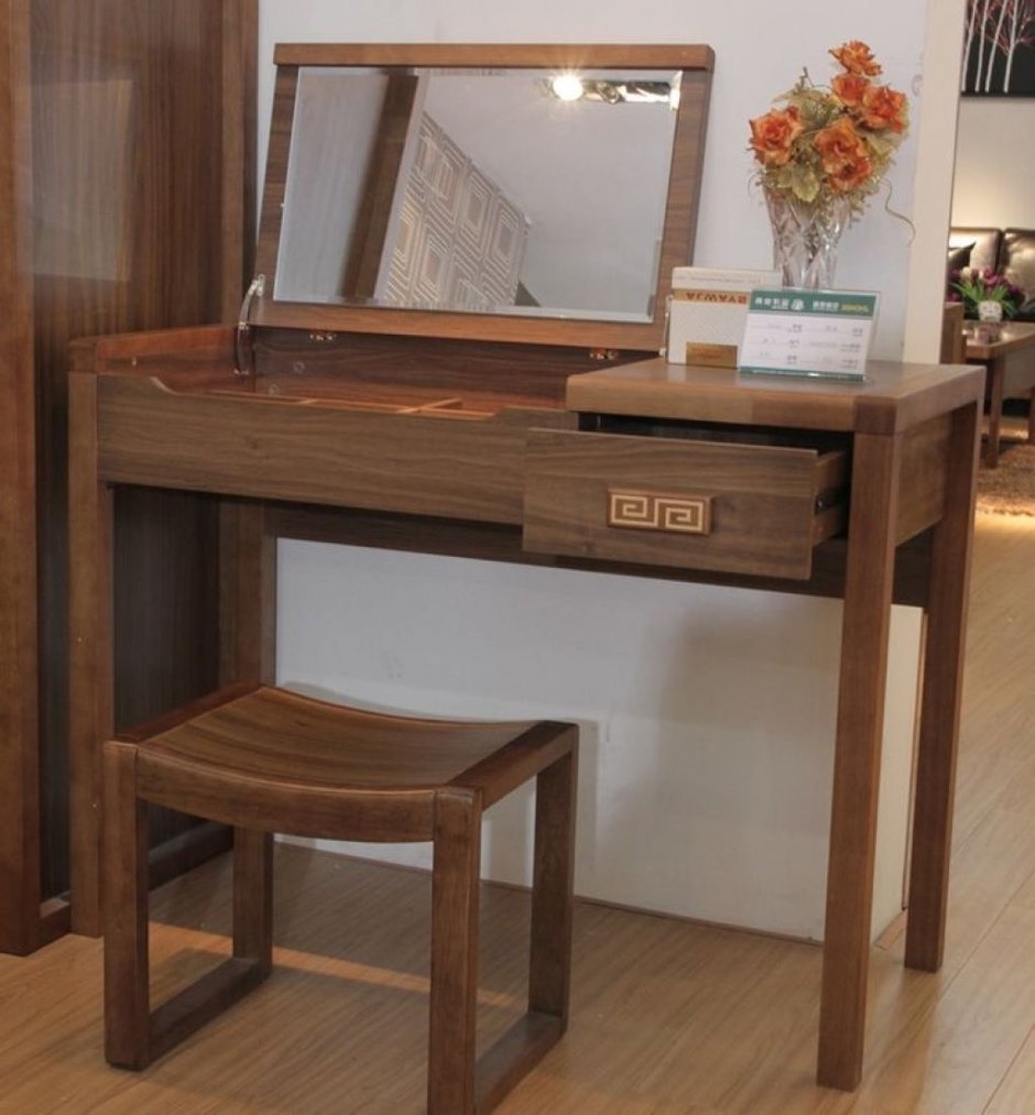 Косметический столик из дерева