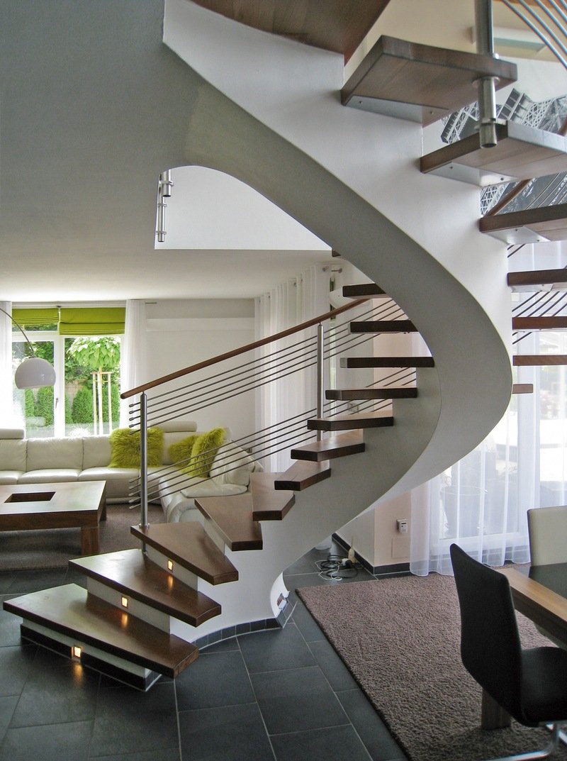 Бетонная лестница на монокосоуре