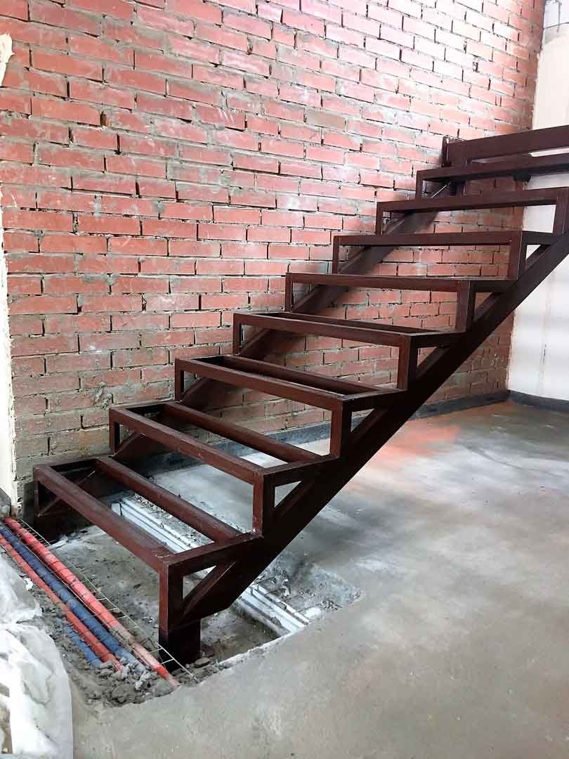 Межэтажная лестница из профильной трубы 60*40*3