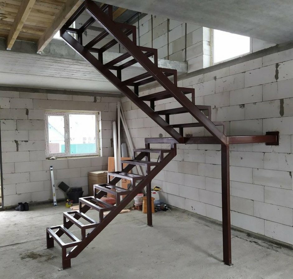 Лестница на 2 этаж на металлическом каркасе