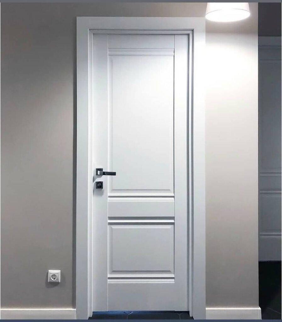 Белые двери с черными ручками