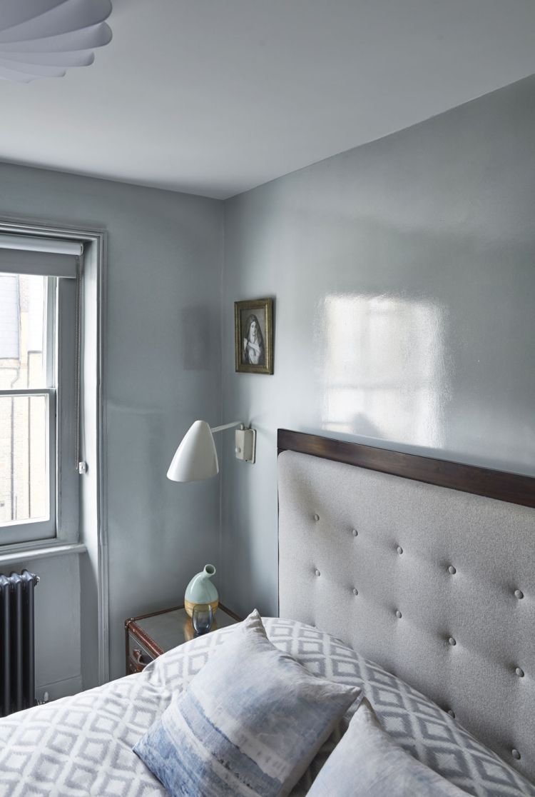 Глянцевая краска для стен в интерьере