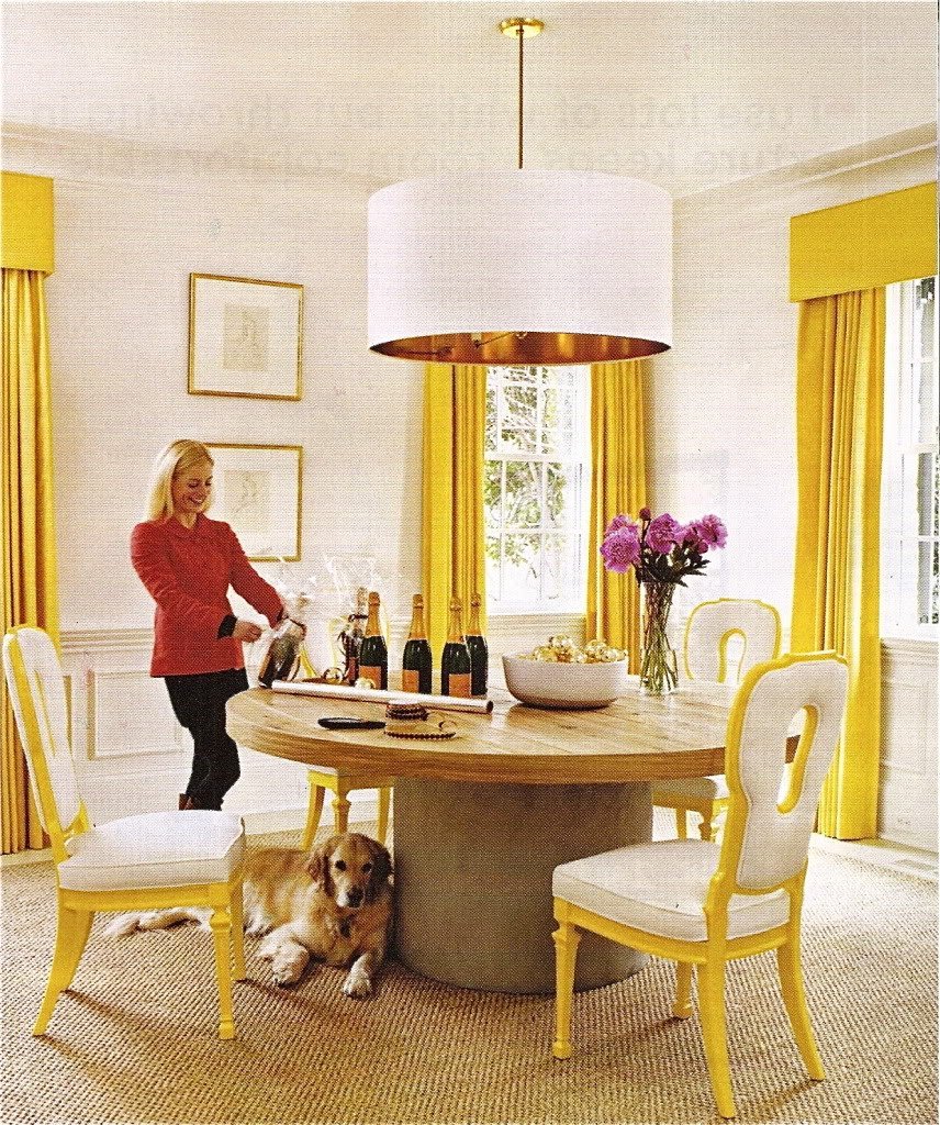 Желтые стулья в интерьере кухни