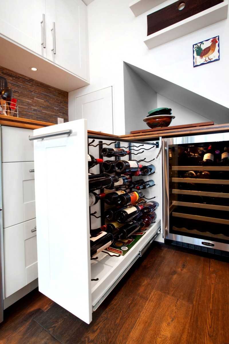 Выдвижной шкаф для бутылок на кухне