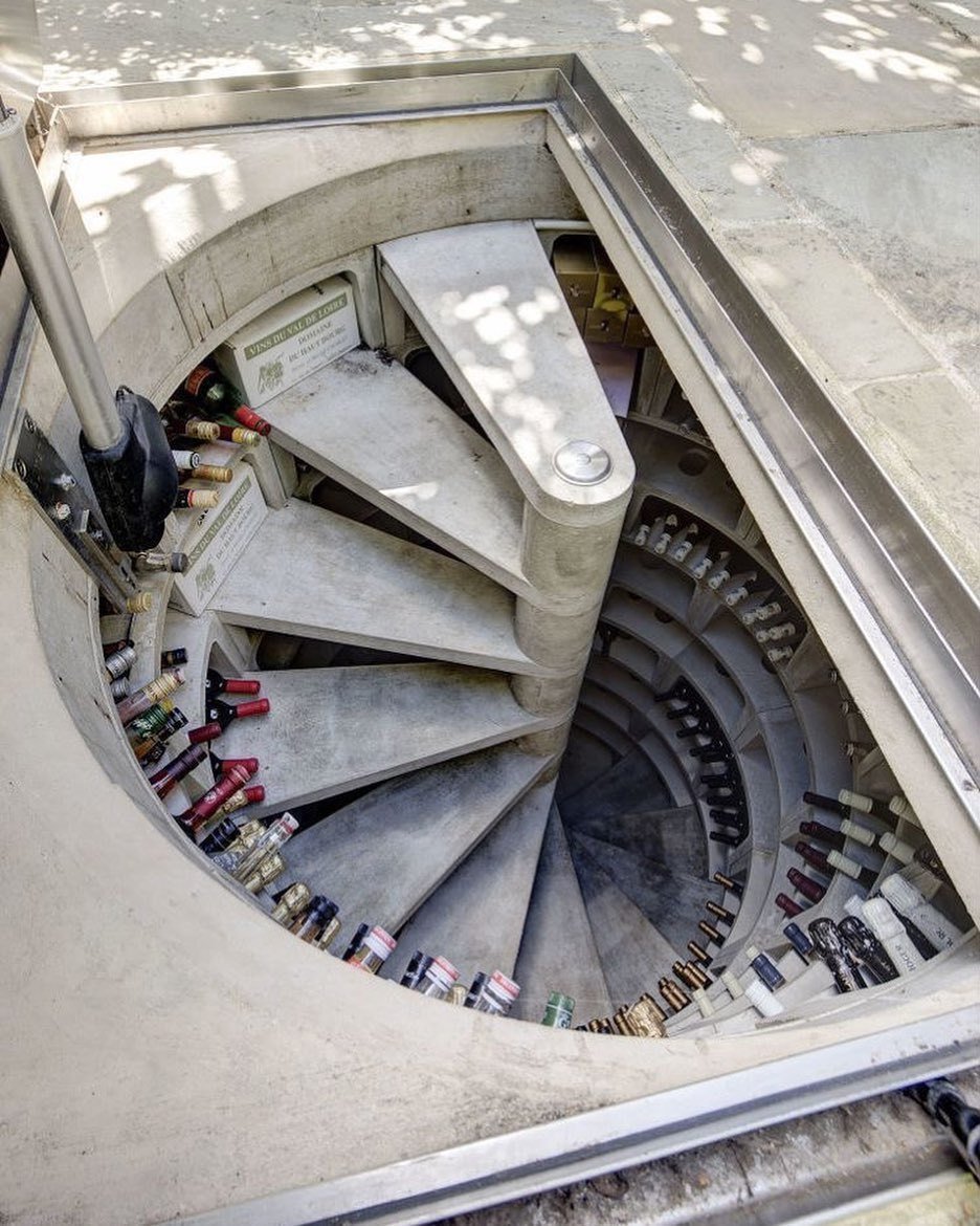 Винтовая лестница в подвал