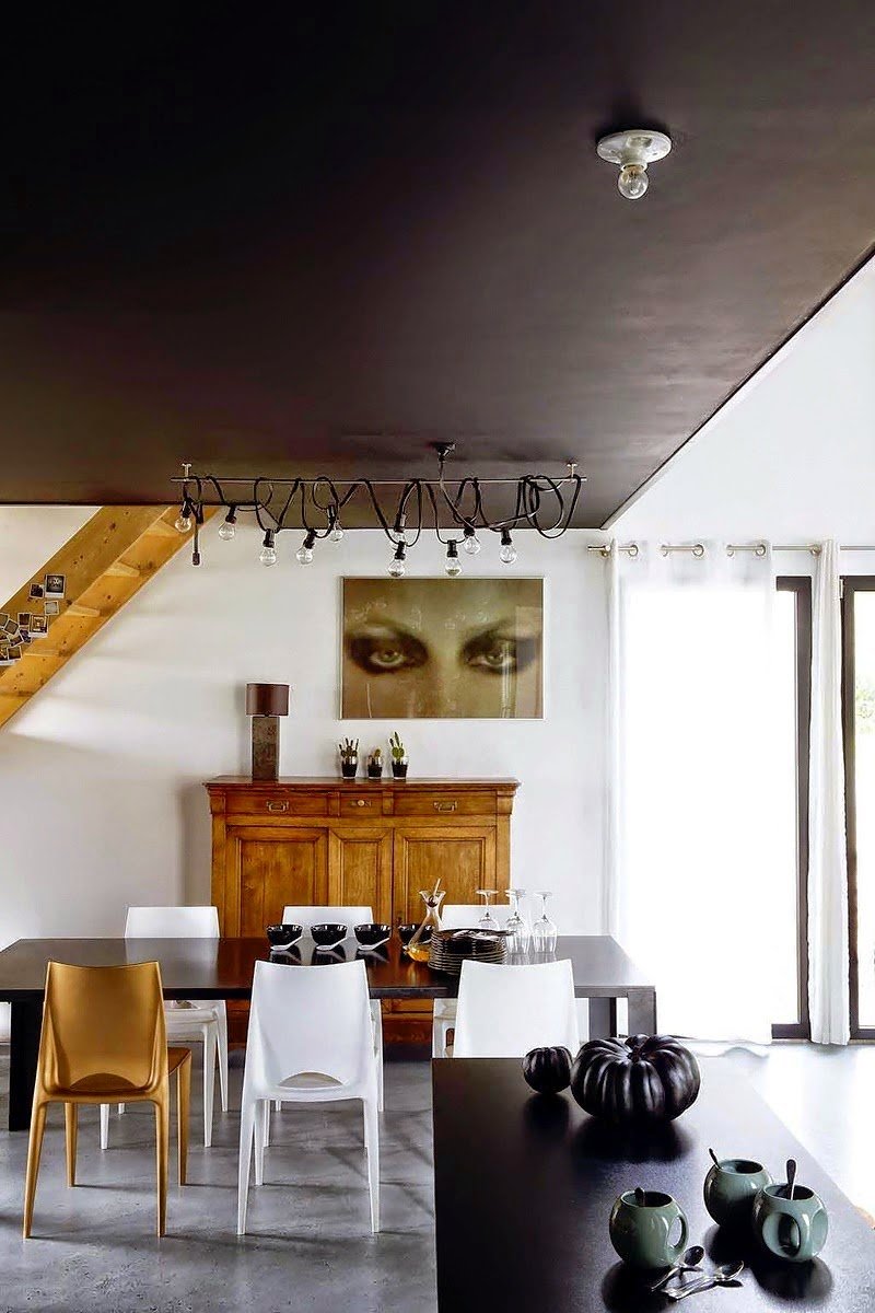 Черный потолок в квартире