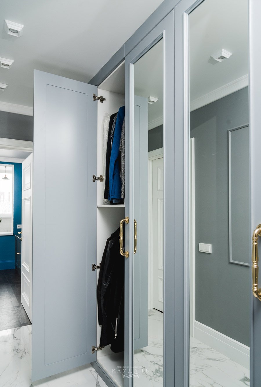 Шкаф в прихожую с распашными дверями