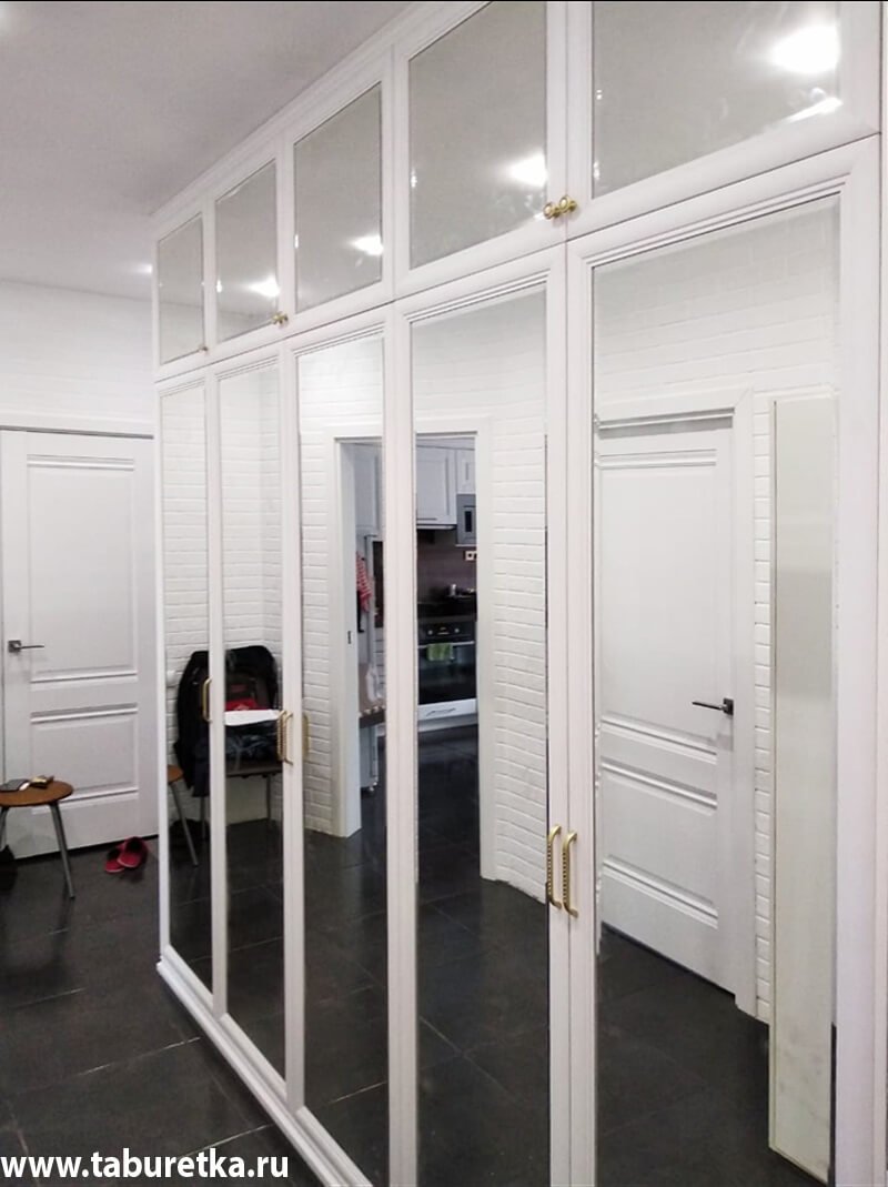 Зеркальный шкаф в прихожую с распашными дверями