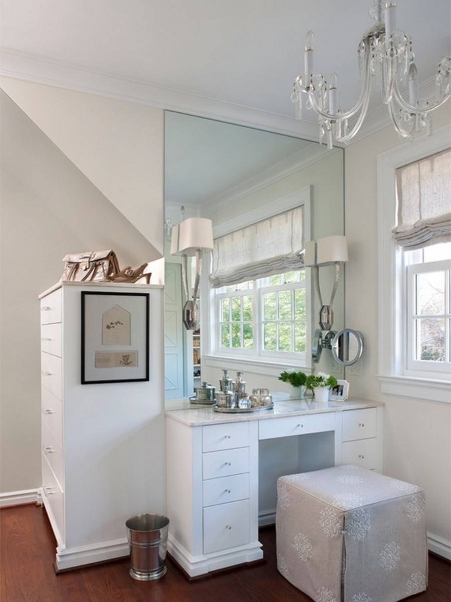 Туалетный столик с зеркалом во всю стену