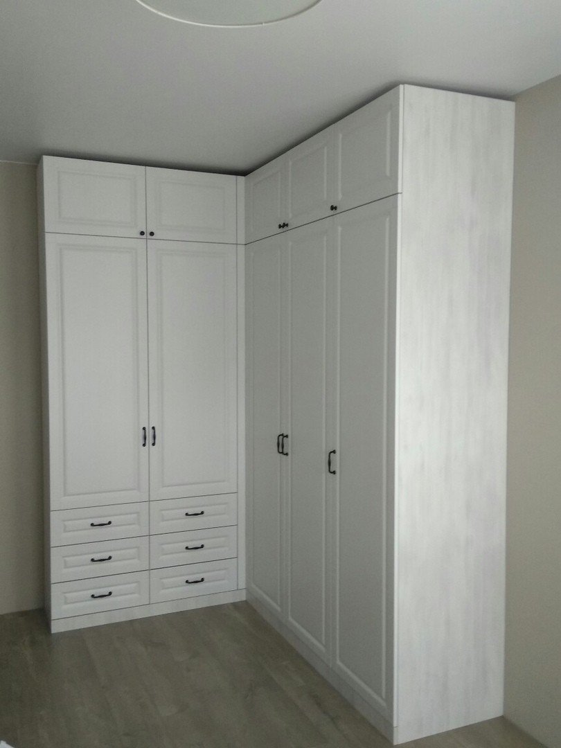 Угловой шкаф с распашными дверями