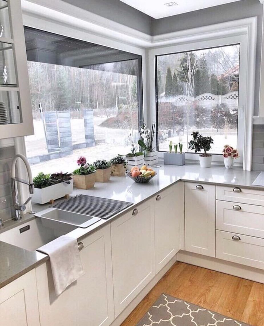 Кухонный гарнитур с раковиной у окна