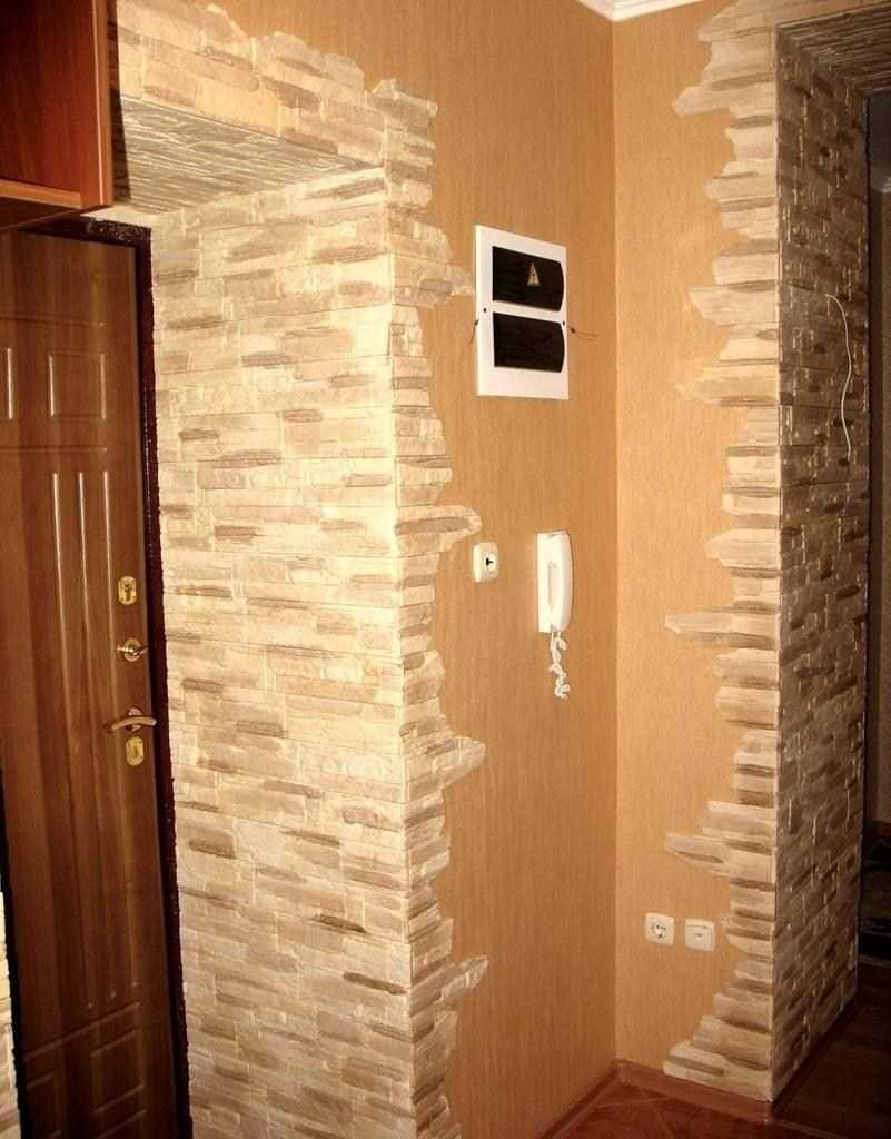 Отделка прихожей декоративным камнем