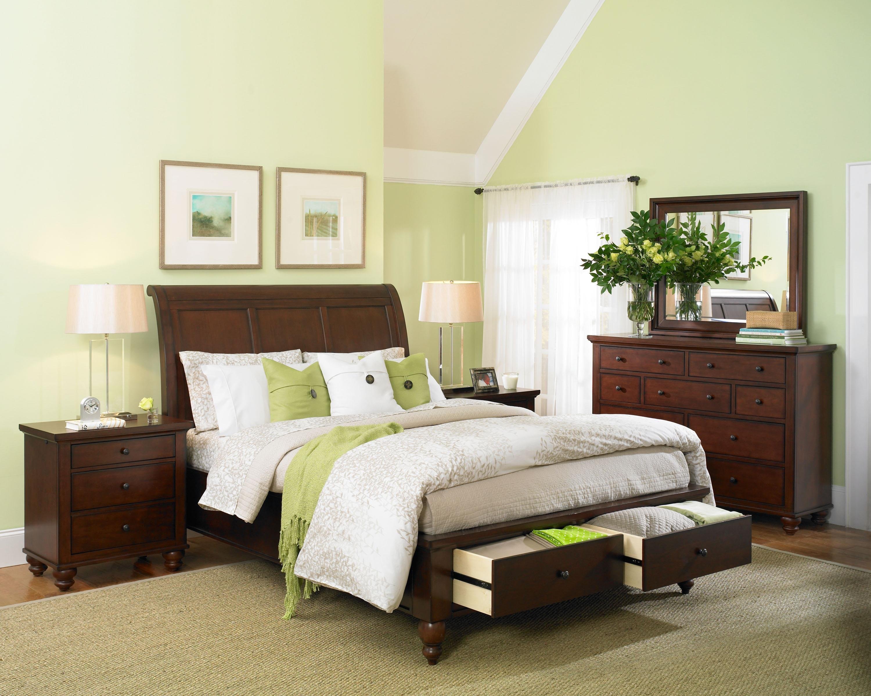 Обои зелено коричневые. Спальня в фисташковых тонах. Фисташковые стены в спальне. Зеленые стены в спальне. Оливковые стены.