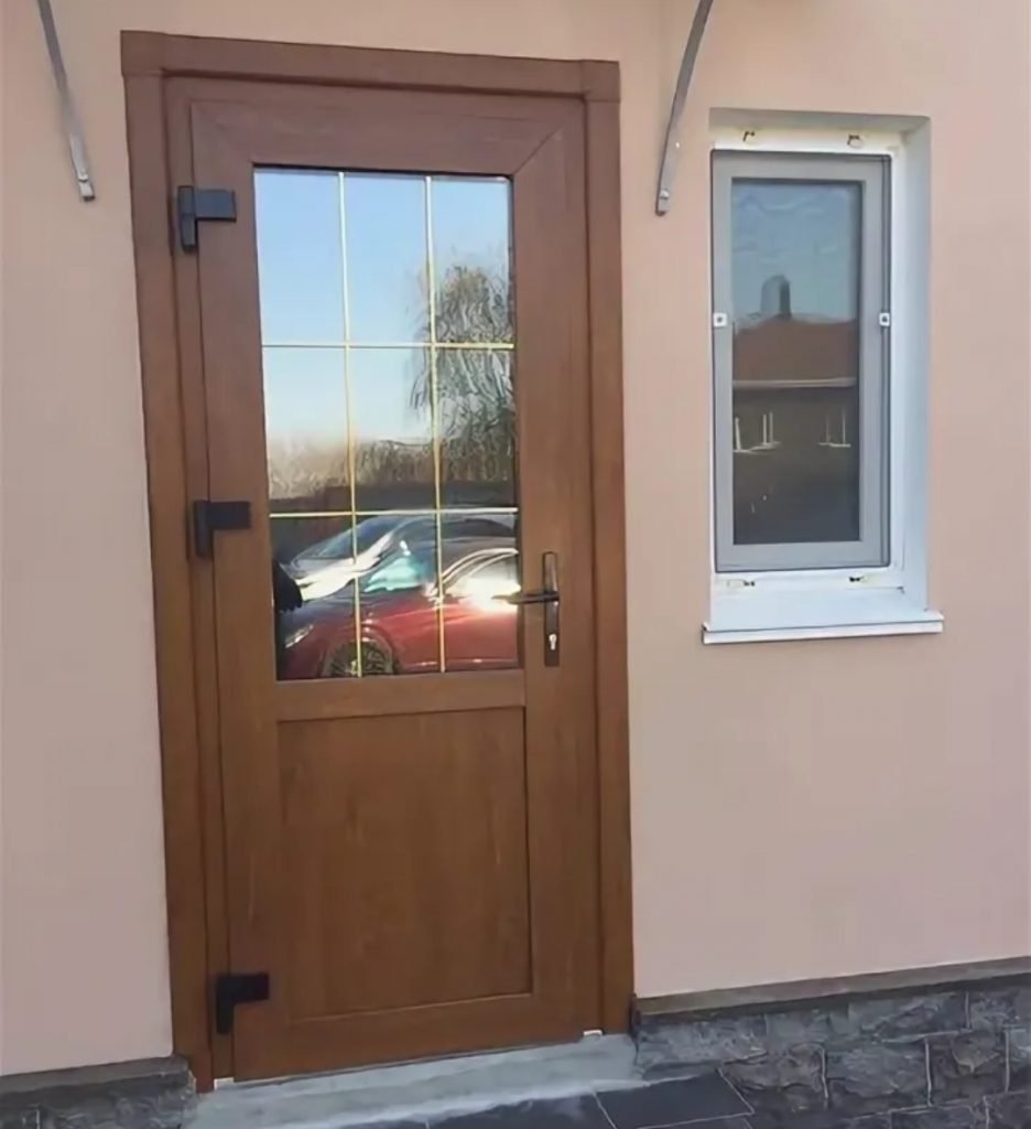 Дверь ПВХ входная золотой дуб