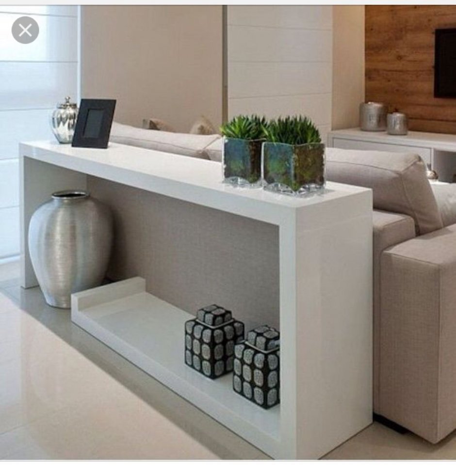 Консоль за диваном в гостиной