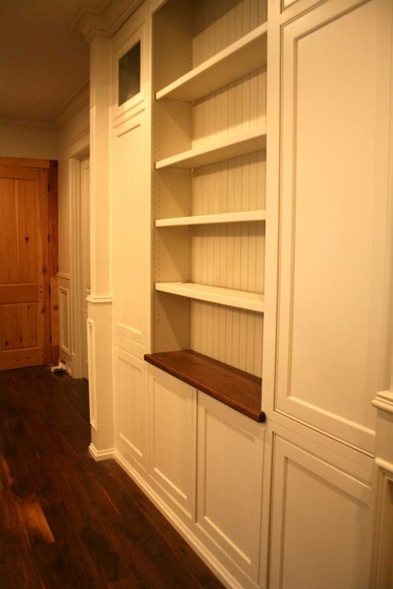 Встроенный шкаф в узкий коридор