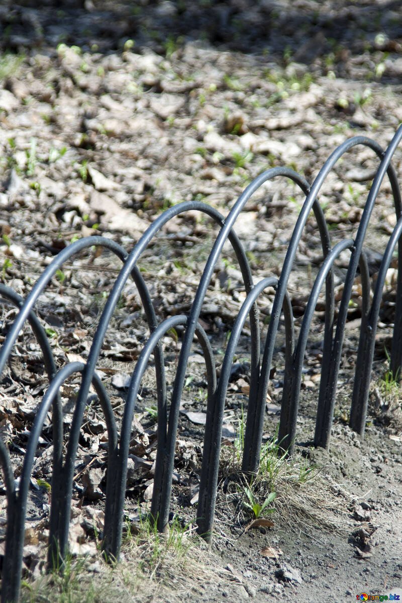 Ограждения для клумб из металла