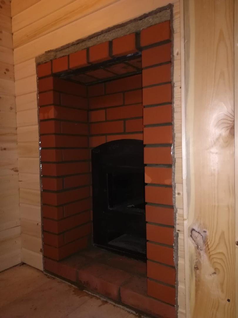 Кирпичная банная печь с топкой из предбанника