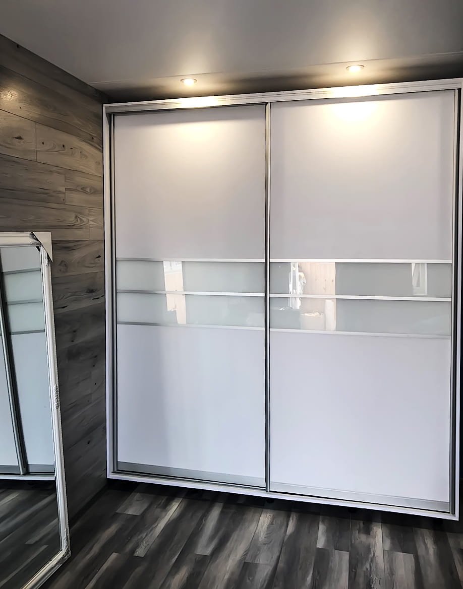 Шкаф купе с белым стеклом