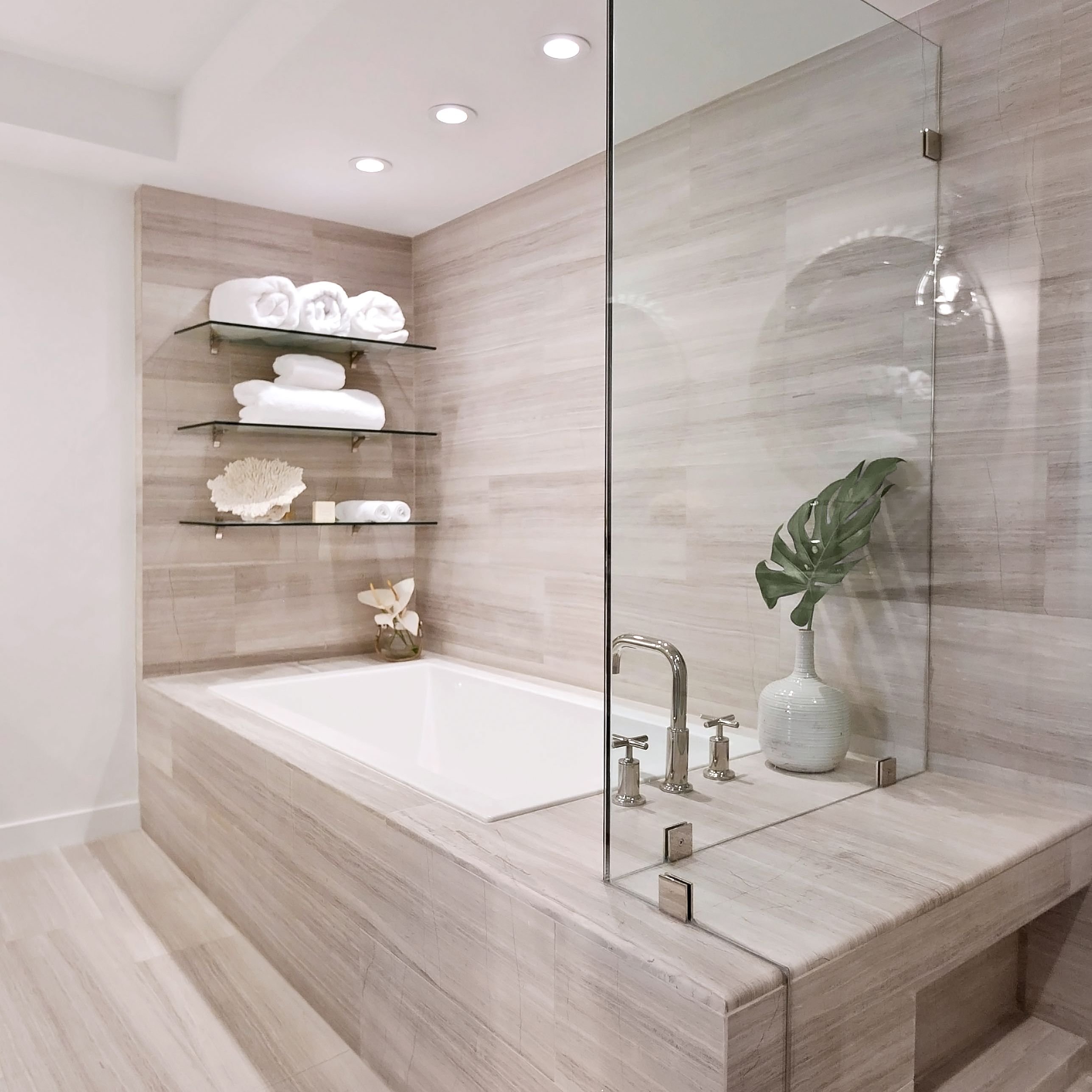 Светлая современная ванная комната. Современная ванная комната. Современный интерьер ванной в светлых тонах. Современная плитка для ванной. Ванные комнаты в современном стиле.