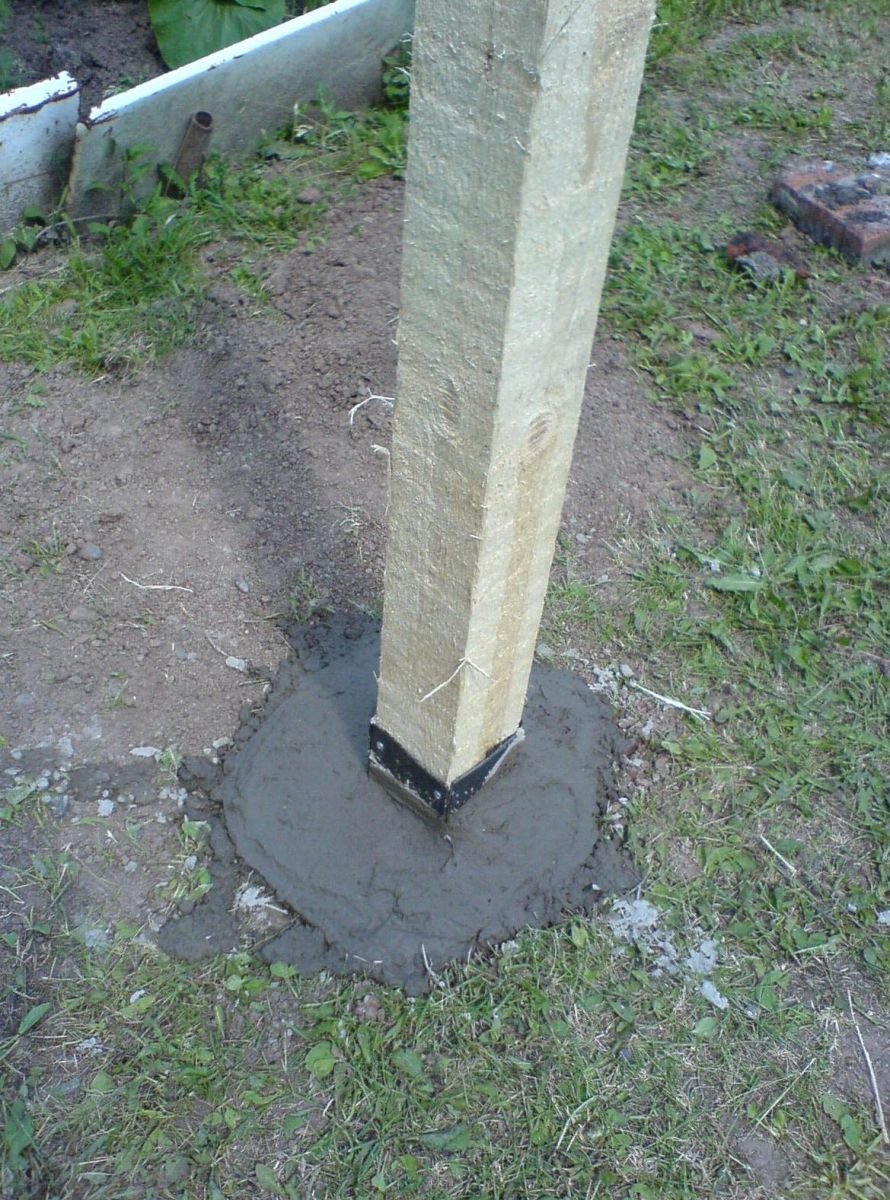 Столбы для забора снизу металл верх дерева