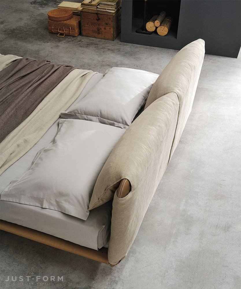 Кровать с подушками в изголовье