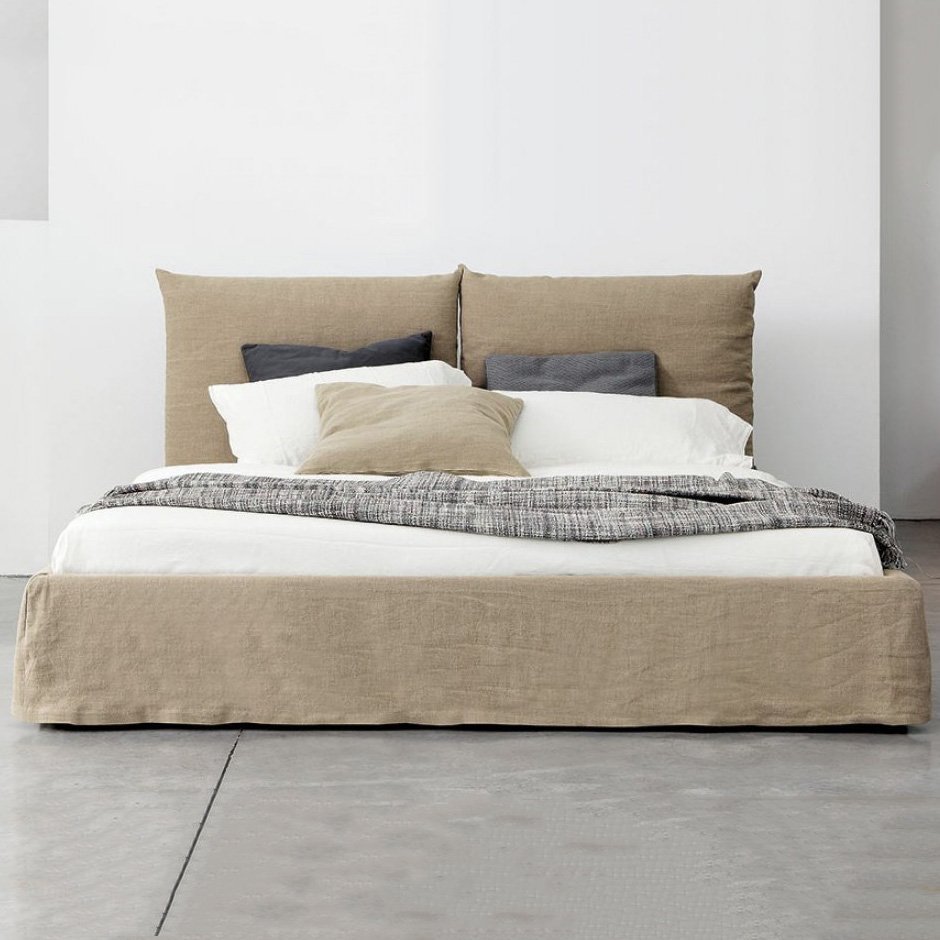 Кровать двуспальная с подушками на изголовье