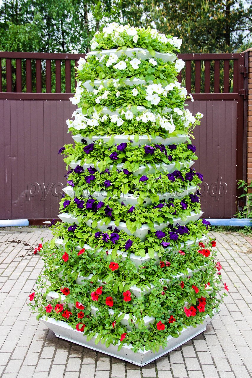 Угловая ярусная клумба