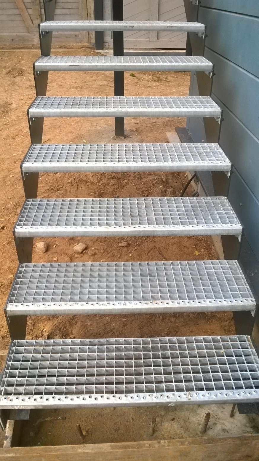 Металлические ступеньки