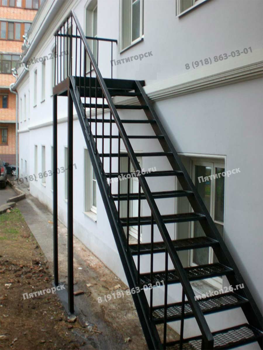 Наружная металлическая лестница