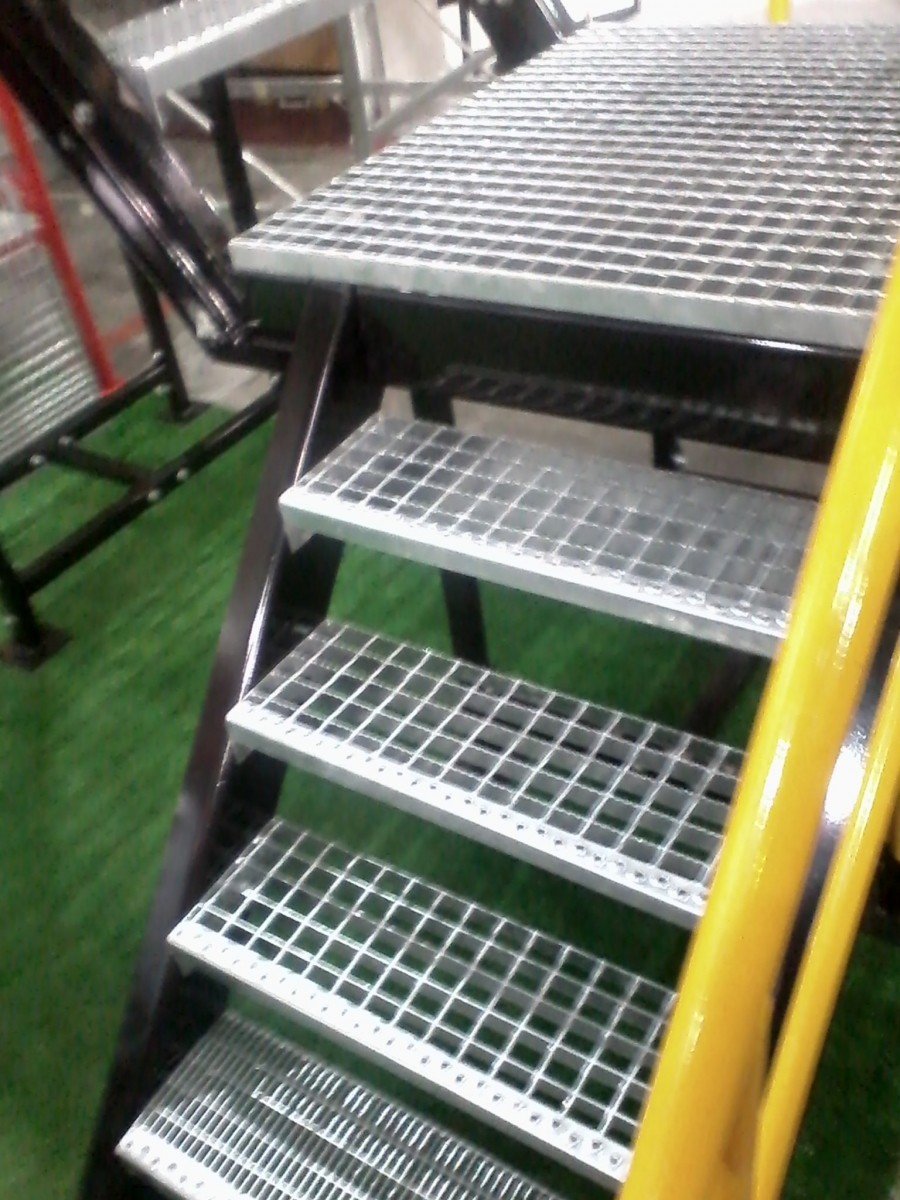 Ступени ср800 из решетчатого оцинкованного настила