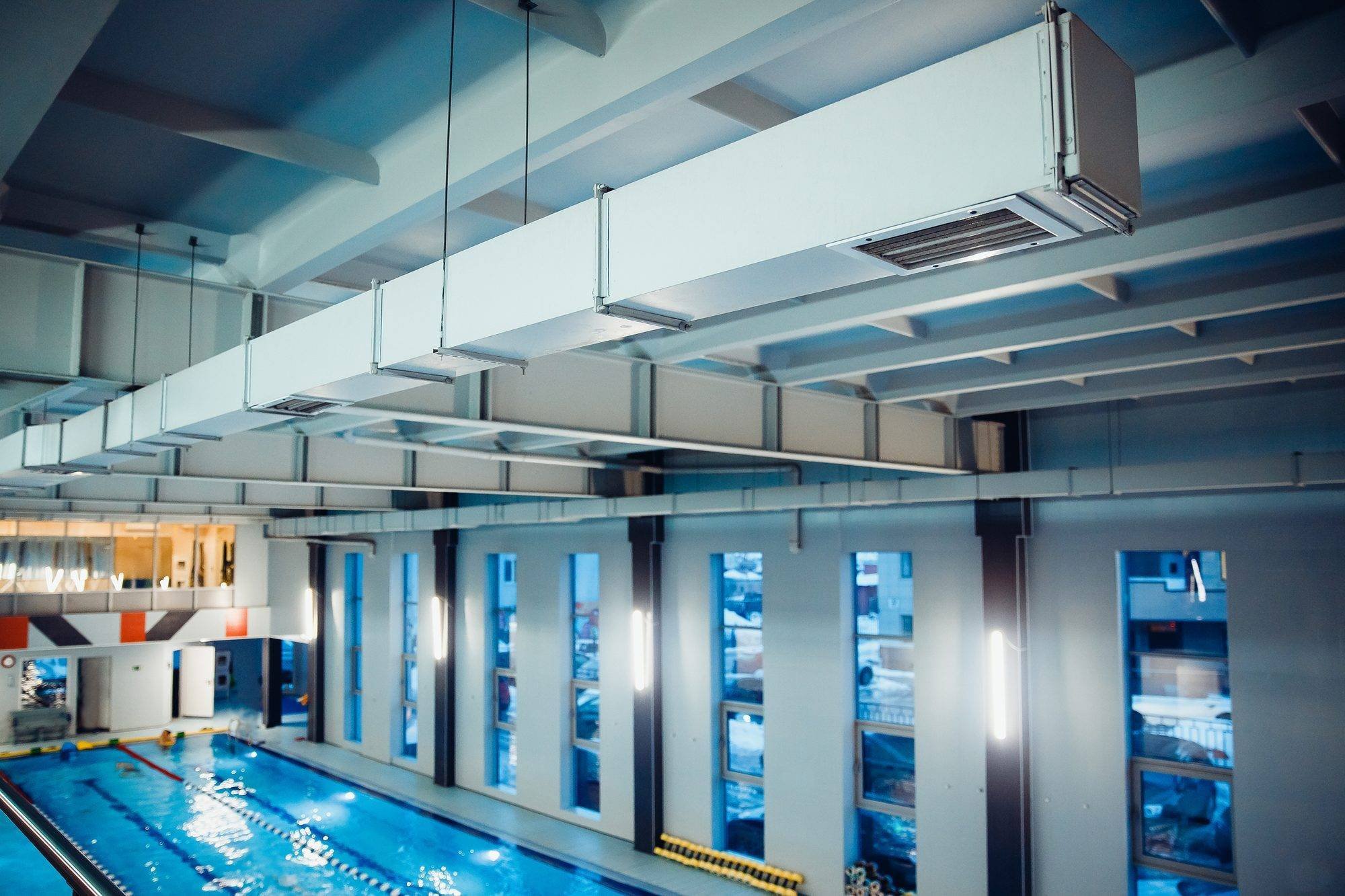 Проектирование и монтаж вентиляции vekunion msk. Воздуховоды в бассейне. Система вентиляции бассейна. Кондиционирование в бассейне. Вентиляция бассейна воздуховоды.