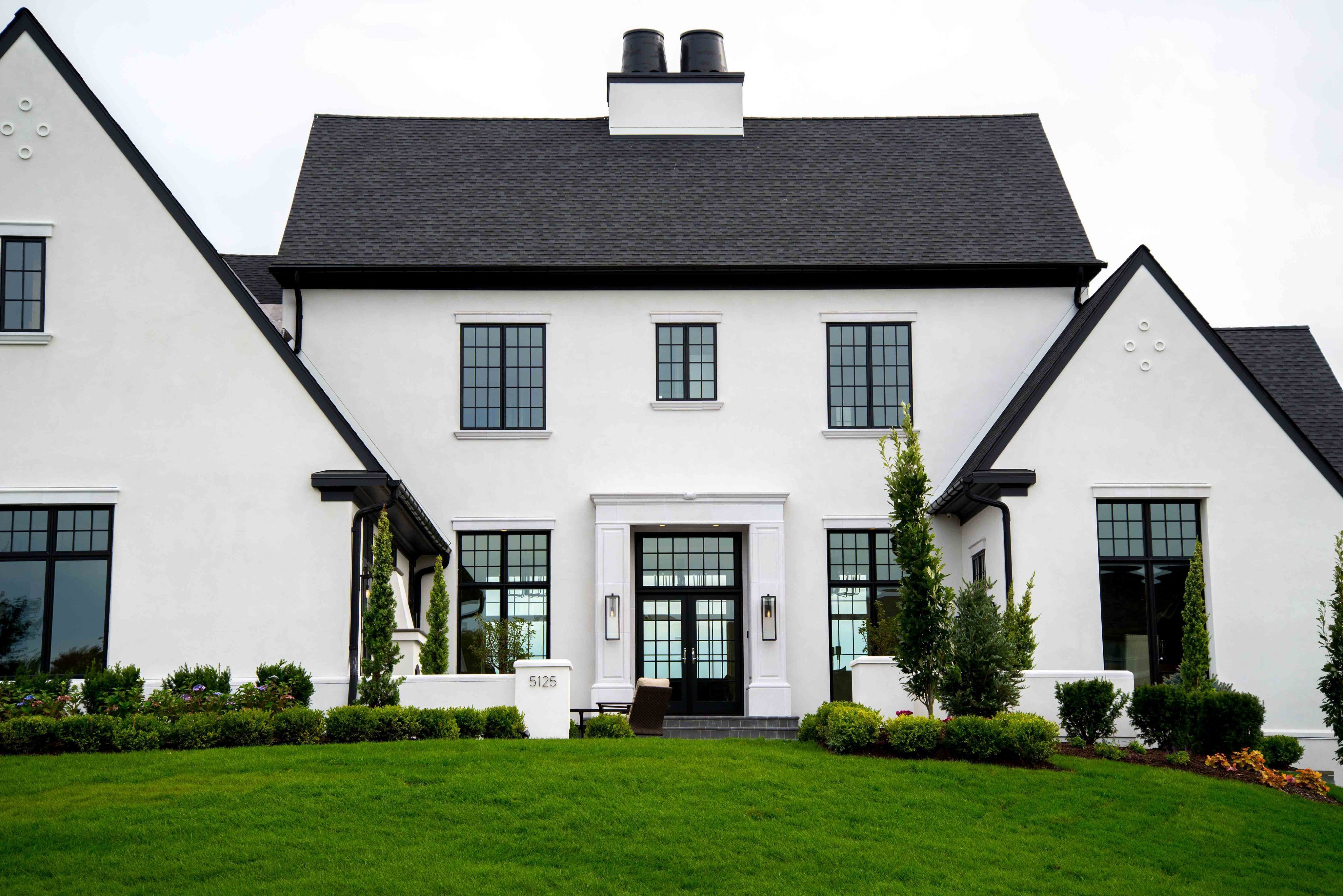 белые дома с черной крышей фото