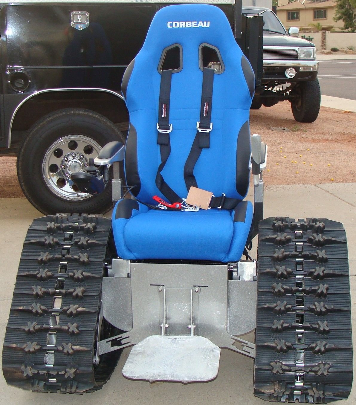 Инвалиды покупка авто. Кресло на гусеницах минитрак. Инвалидная коляска off Road. Кар 11 инвалидная коляска. Электро коляска инвалидная гусеница.