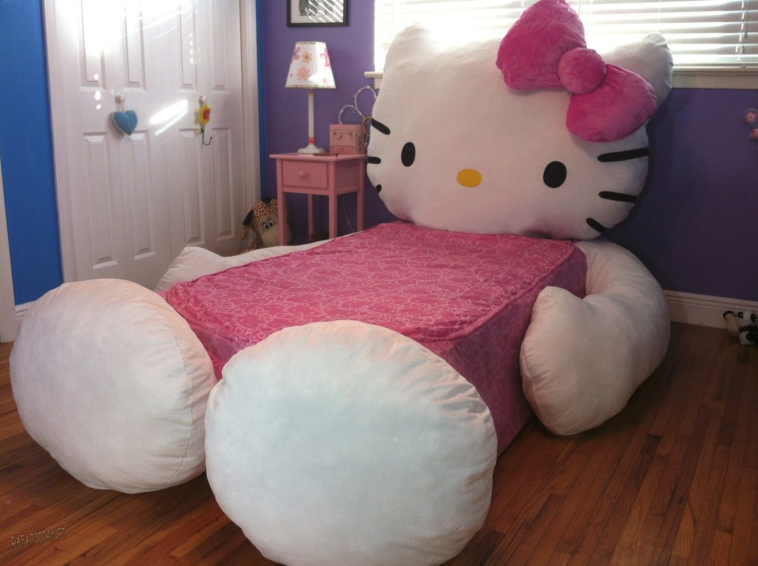 Кровать hello kitty. Кровать в виде мягкой игрушки. Плюшевая комната. Кровать в форме мишки. Плюшевая кровать для девочек.