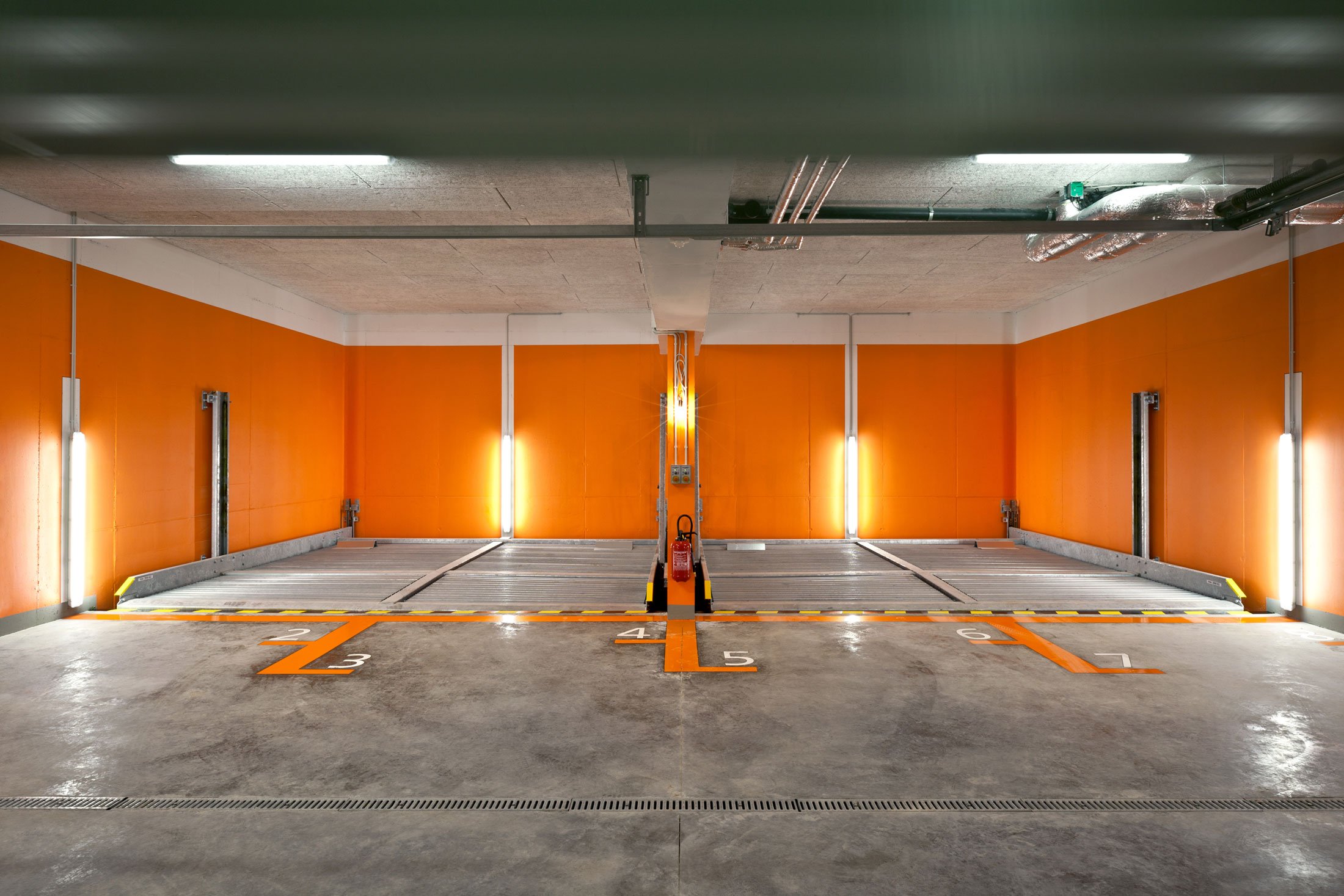 Освещение внутри емкости. Оранжевые стены в гараже. Освещение СТО. Светильники внутри гаража. Освещение в автосервисе.