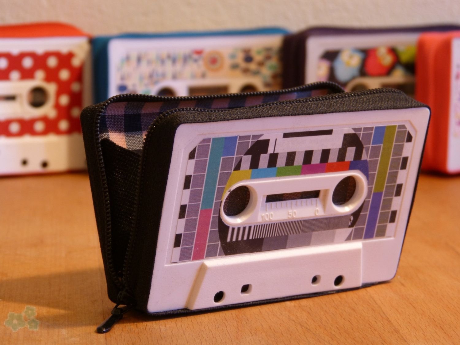 Как использовать кассеты. Поделки из видеокассет. Поделки из аудиокассет. Коробка для аудиокассет. Поделки из кассетной ленты.