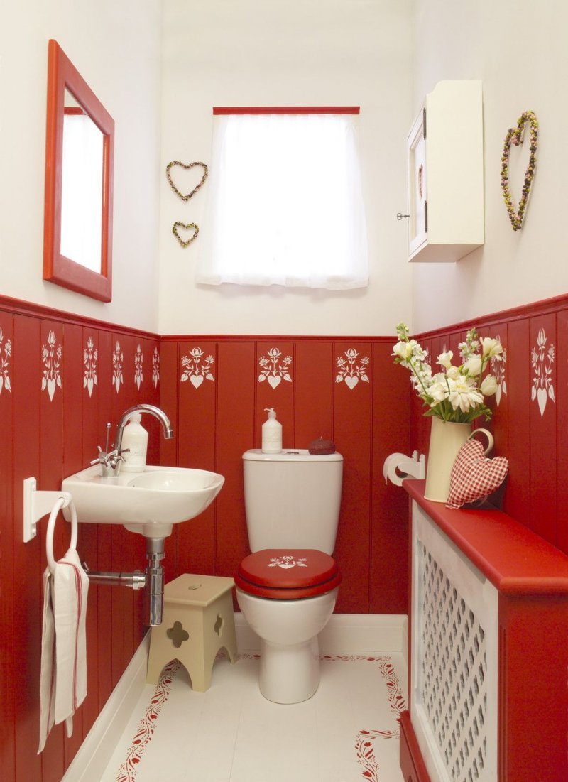 Дизайн ванной комнаты плитка с красным унитазом